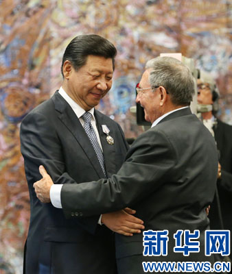 當(dāng)?shù)貢r間7月22日，國家主席習(xí)近平在哈瓦那接受古巴政府授予的“何塞·馬蒂”勛章。古巴國務(wù)委員會主席兼部長會議主席勞爾·卡斯特羅為習(xí)近平佩戴勛章。新華社記者劉衛(wèi)兵攝