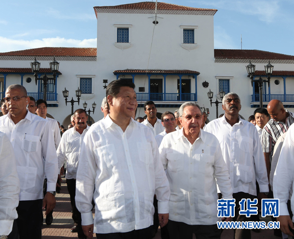 當(dāng)?shù)貢r(shí)間7月23日，國家主席習(xí)近平在古巴國務(wù)委員會(huì)主席兼部長會(huì)議主席勞爾·卡斯特羅全程陪同下，訪問古巴第二大城市、被稱為“英雄城”的圣地亞哥。這是習(xí)近平和勞爾參觀圣地亞哥市政府。新華社記者蘭紅光 攝