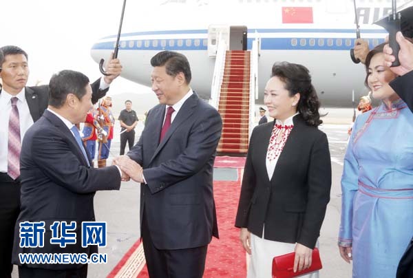 8月21日，國家主席習(xí)近平抵達(dá)烏蘭巴托，開始對(duì)蒙古國進(jìn)行國事訪問。習(xí)近平和夫人彭麗媛在機(jī)場受到蒙古國總理阿勒坦呼亞格夫婦熱情迎接。新華社記者鞠鵬攝