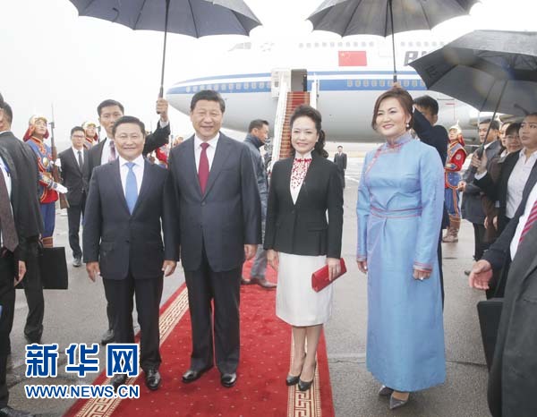 8月21日，國家主席習(xí)近平抵達(dá)烏蘭巴托，開始對(duì)蒙古國進(jìn)行國事訪問。習(xí)近平和夫人彭麗媛在機(jī)場受到蒙古國總理阿勒坦呼亞格夫婦熱情迎接。新華社記者鞠鵬攝 
