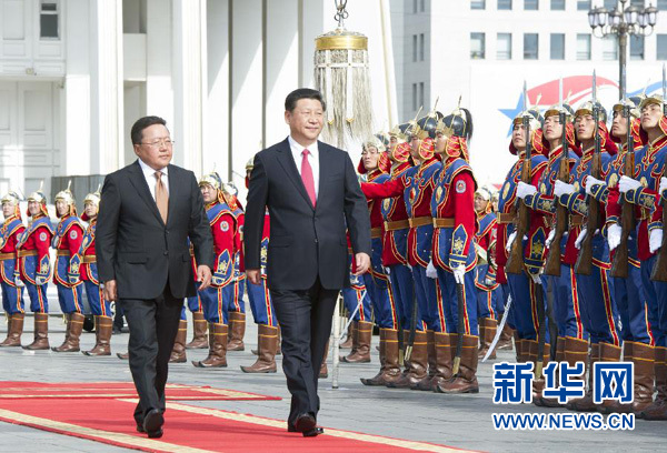 8月21日，國家主席習(xí)近平在烏蘭巴托同蒙古國總統(tǒng)額勒貝格道爾吉舉行會談。會談前，額勒貝格道爾吉在國家宮前廣場為習(xí)近平舉行隆重歡迎儀式。新華社記者 黃敬文 攝