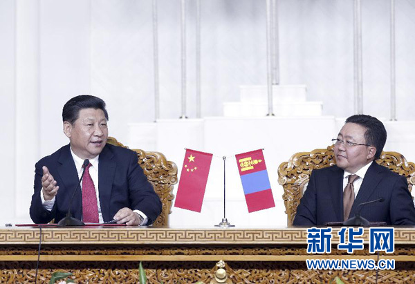 8月21日，國家主席習(xí)近平在烏蘭巴托同蒙古國總統(tǒng)額勒貝格道爾吉舉行會談。會談后，兩國元首共同會見記者。 新華社記者 鞠鵬 攝