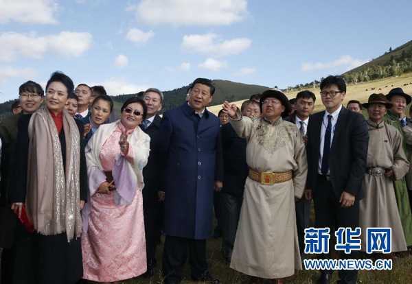 8月22日，國家主席習(xí)近平在蒙古國總統(tǒng)額勒貝格道爾吉陪同下前往烏蘭巴托市郊觀看那達(dá)慕。這是習(xí)近平和夫人彭麗媛同額勒貝格道爾吉夫婦觀看表演。新華社記者 鞠鵬 攝