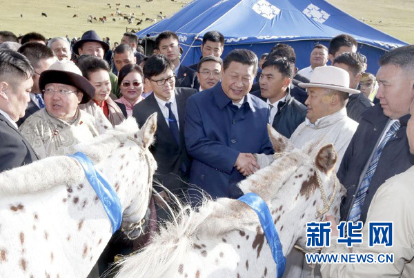 8月22日，國家主席習(xí)近平在蒙古國總統(tǒng)額勒貝格道爾吉陪同下前往烏蘭巴托市郊觀看那達(dá)慕。額勒貝格道爾吉向習(xí)近平夫婦贈送兩匹蒙古馬。習(xí)近平為兩匹馬分別取名阿爾泰和克魯倫，寓意中蒙兩國山水相連、睦鄰友好。新華社記者 鞠鵬 攝