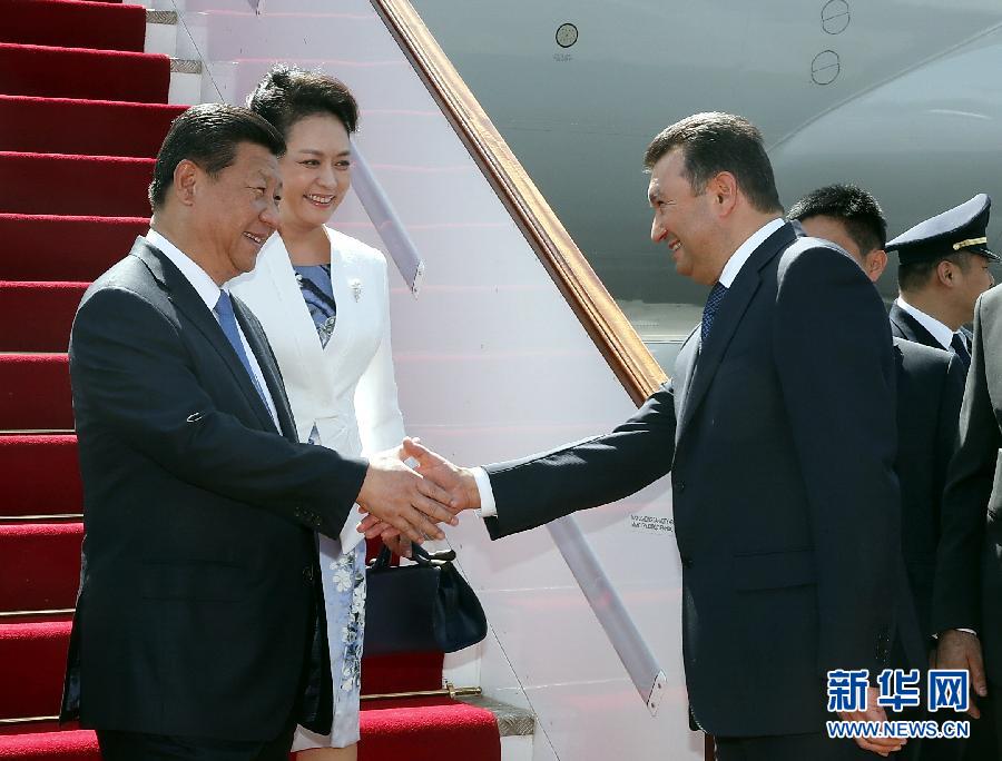 9月11日，國家主席習(xí)近平抵達(dá)杜尚別，應(yīng)塔吉克斯坦總統(tǒng)拉赫蒙邀請，出席上海合作組織成員國元首理事會第十四次會議并對塔吉克斯坦進(jìn)行國事訪問。習(xí)近平和夫人彭麗媛在機場受到塔吉克斯坦總理拉蘇爾佐達(dá)等熱情迎接。新華社記者 鞠鵬 攝 