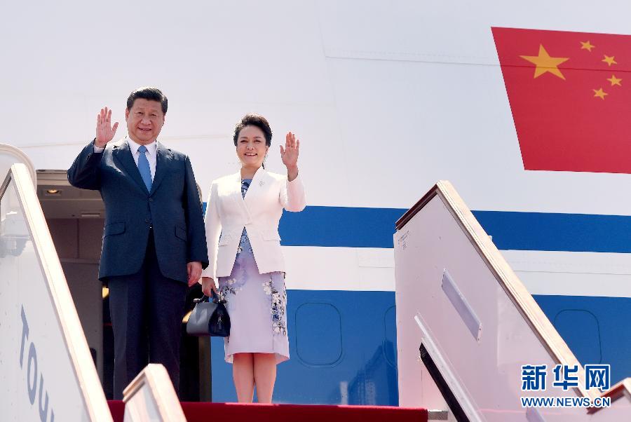 9月11日，中國國家主席習(xí)近平抵達(dá)杜尚別，應(yīng)塔吉克斯坦總統(tǒng)拉赫蒙邀請，出席上海合作組織成員國元首理事會第十四次會議并對塔吉克斯坦進(jìn)行國事訪問。這是習(xí)近平和夫人彭麗媛走出機艙。新華社記者 馬占成 攝 