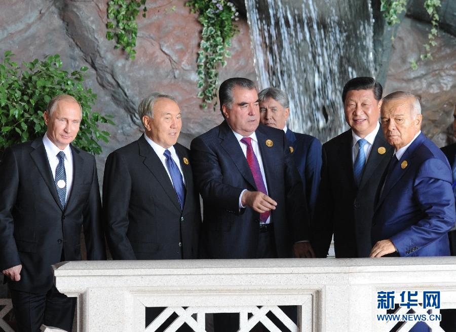 9月12日，上海合作組織成員國元首理事會(huì)第十四次會(huì)議在塔吉克斯坦首都杜尚別舉行。國家主席習(xí)近平出席會(huì)議并發(fā)表重要講話。這是習(xí)近平同其他成員國元首親切交談。新華社記者謝環(huán)馳攝 