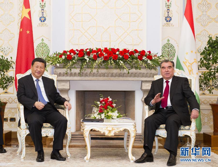 9月13日，國家主席習(xí)近平在杜尚別同塔吉克斯坦總統(tǒng)拉赫蒙舉行會(huì)談。 新華社記者黃敬文攝 