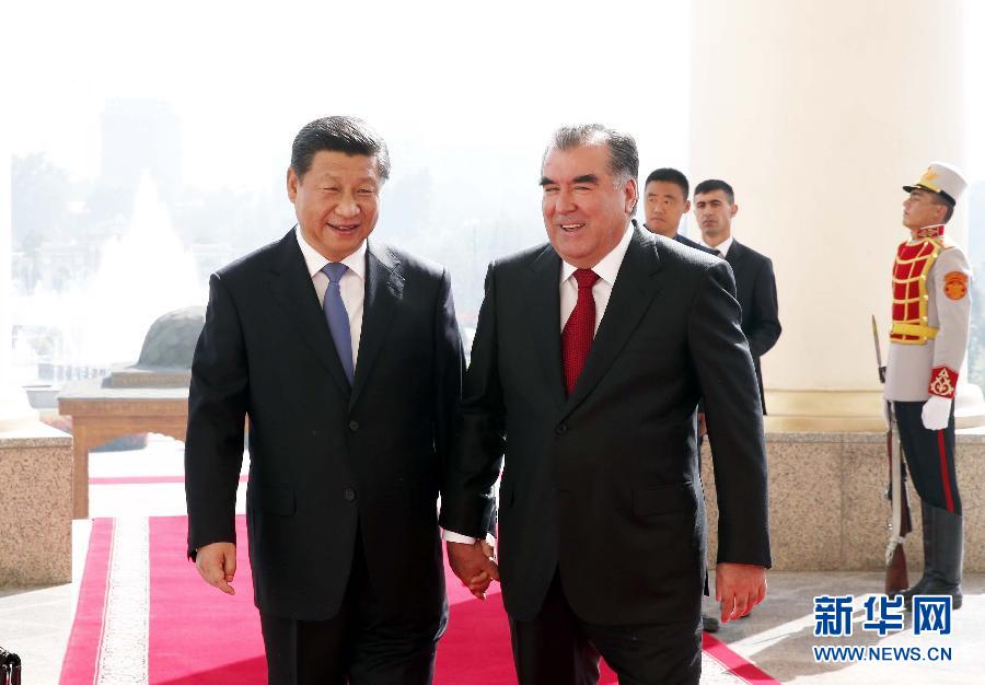 9月13日，國家主席習(xí)近平在杜尚別同塔吉克斯坦總統(tǒng)拉赫蒙舉行會(huì)談。 這是會(huì)談開始前，兩國元首步入會(huì)談大廳。 新華社記者鞠鵬攝 