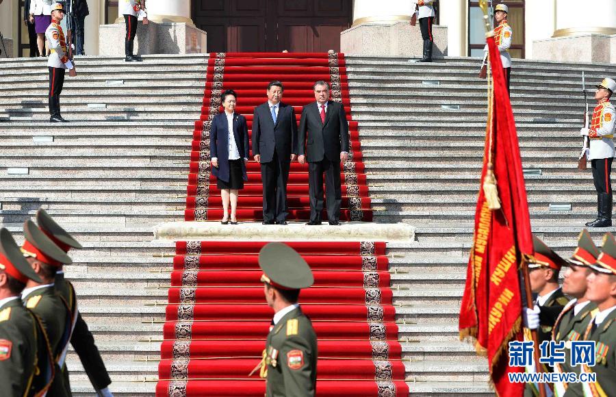 9月13日，國(guó)家主席習(xí)近平在杜尚別同塔吉克斯坦總統(tǒng)拉赫蒙舉行會(huì)談。會(huì)談前，拉赫蒙在民族宮前廣場(chǎng)為習(xí)近平舉行隆重的歡迎儀式。新華社記者馬占成攝 