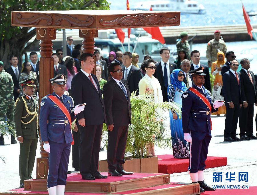 9月15日，國(guó)家主席習(xí)近平同馬爾代夫總統(tǒng)亞明在馬累舉行會(huì)談。會(huì)談前，亞明在共和國(guó)廣場(chǎng)為習(xí)近平舉行歡迎儀式。 新華社記者 馬占成 攝