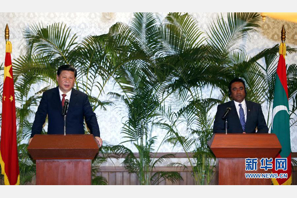 9月15日，國(guó)家主席習(xí)近平在馬累與馬爾代夫總統(tǒng)亞明共同會(huì)見記者。 新華社記者 鞠鵬 攝