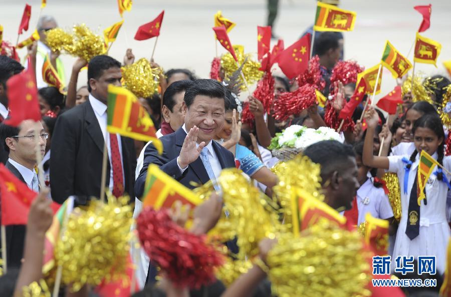  9月16日，國(guó)家主席習(xí)近平抵達(dá)科倫坡，開(kāi)始對(duì)斯里蘭卡進(jìn)行國(guó)事訪問(wèn)。在班達(dá)拉奈克國(guó)際機(jī)場(chǎng)，習(xí)近平和夫人彭麗媛受到拉賈帕克薩總統(tǒng)夫婦熱情迎接。新華社記者謝環(huán)馳攝 