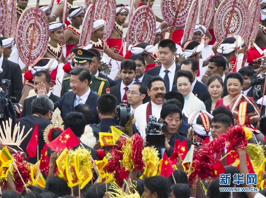 9月16日，國(guó)家主席習(xí)近平抵達(dá)科倫坡，開(kāi)始對(duì)斯里蘭卡進(jìn)行國(guó)事訪問(wèn)。在班達(dá)拉奈克國(guó)際機(jī)場(chǎng)，習(xí)近平和夫人彭麗媛受到拉賈帕克薩總統(tǒng)夫婦熱情迎接。新華社記者黃敬文攝 