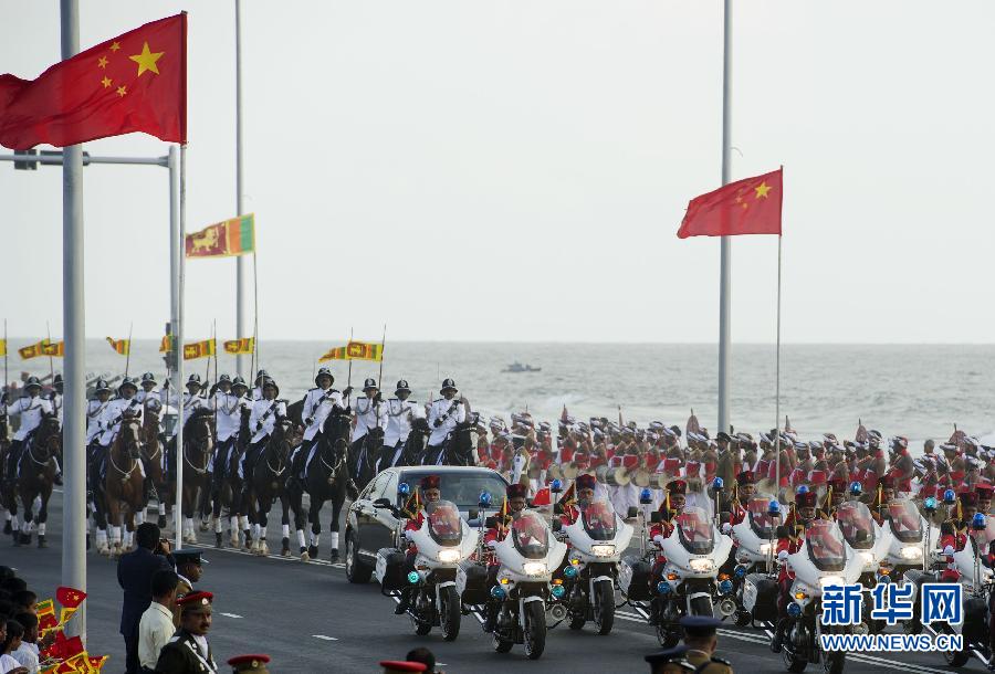 9月16日，斯里蘭卡總統(tǒng)拉賈帕克薩在科倫坡為國家主席習(xí)近平舉行盛大歡迎儀式。這是習(xí)近平和夫人彭麗媛乘坐的專車在摩托車隊(duì)和騎兵隊(duì)護(hù)衛(wèi)下駛?cè)霘g迎儀式現(xiàn)場(chǎng)。新華社記者謝環(huán)馳攝