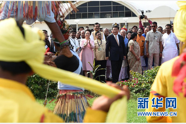 9月17日，國(guó)家主席習(xí)近平抵達(dá)古吉拉特邦艾哈邁達(dá)巴德市，開(kāi)始對(duì)印度進(jìn)行國(guó)事訪問(wèn)。這是印度青年跳起古吉拉特邦傳統(tǒng)舞蹈，歡迎習(xí)近平和夫人彭麗媛。新華社記者 馬占成 攝