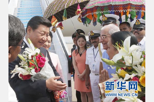 9月17日，國(guó)家主席習(xí)近平抵達(dá)古吉拉特邦艾哈邁達(dá)巴德市，開(kāi)始對(duì)印度進(jìn)行國(guó)事訪問(wèn)。 新華社記者 鞠鵬 攝