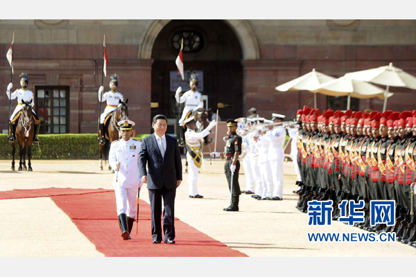 9月18日，國(guó)家主席習(xí)近平出席印度總統(tǒng)慕克吉在總統(tǒng)府舉行的隆重歡迎儀式。 新華社記者 張鐸 攝