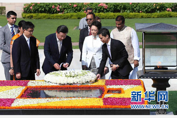 9月18日，國(guó)家主席習(xí)近平和夫人彭麗媛在新德里向甘地墓敬獻(xiàn)花圈。 新華社記者 龐興雷 攝