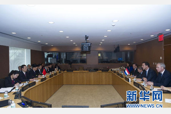 9月23日，出席聯(lián)合國氣候峰會的國家主席習(xí)近平特使、國務(wù)院副總理張高麗在紐約聯(lián)合國總部會見荷蘭首相呂特。 新華社記者 王曄 攝 