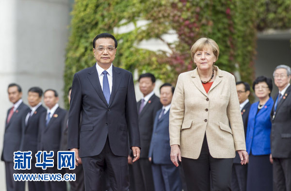 10月10日，德國總理默克爾在柏林總理府前廣場舉行隆重儀式，歡迎國務(wù)院總理李克強(qiáng)對德國進(jìn)行正式訪問。 新華社記者 謝環(huán)馳 攝 