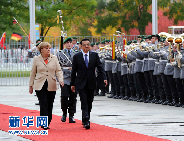 10月10日，德國總理默克爾在柏林總理府前廣場舉行隆重儀式，歡迎中國國務(wù)院總理李克強(qiáng)對德國進(jìn)行正式訪問。 新華社記者 饒愛民 攝 