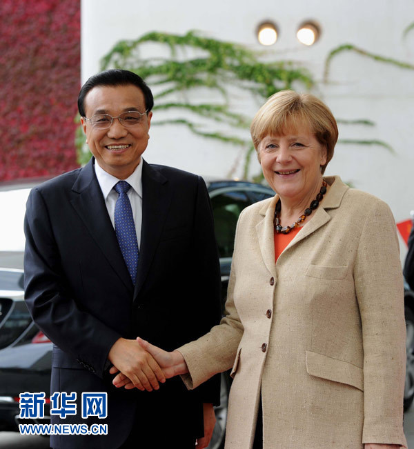 10月10日，德國總理默克爾在柏林總理府前廣場舉行隆重儀式，歡迎中國國務(wù)院總理李克強(qiáng)對德國進(jìn)行正式訪問。 新華社記者 饒愛民 攝 