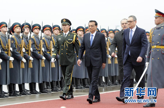 10月12日，中國國務(wù)院總理李克強乘專機抵達莫斯科，開始對俄羅斯進行正式訪問并舉行中俄總理第十九次定期會晤。俄方在機場舉行隆重儀式，歡迎李克強總理。新華社記者 張鐸 攝
