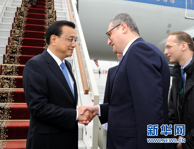 10月12日，中國國務(wù)院總理李克強乘專機抵達莫斯科，開始對俄羅斯進行正式訪問并舉行中俄總理第十九次定期會晤。俄羅斯聯(lián)邦政府高級官員到機場迎接李克強總理。新華社記者 饒愛民 攝