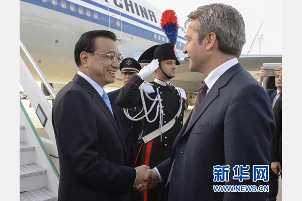 10月14日，國(guó)務(wù)院總理李克強(qiáng)乘專機(jī)抵達(dá)羅馬，開(kāi)始對(duì)意大利進(jìn)行正式訪問(wèn)，意大利政府高級(jí)官員到機(jī)場(chǎng)迎接。 新華社記者李學(xué)仁攝