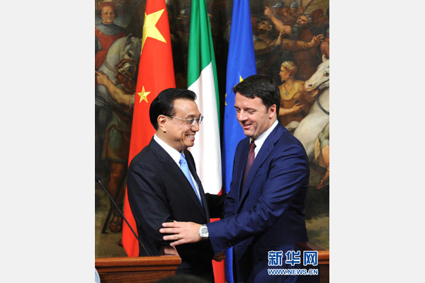 10月14日，中國國務(wù)院總理李克強與意大利總理倫齊在羅馬舉行會談后共同會見記者。 新華社記者 饒愛民 攝 