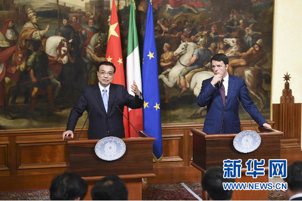 10月14日，國務(wù)院總理李克強在羅馬與意大利總理倫齊舉行會談后共同會見記者。 新華社記者 李學(xué)仁 攝
