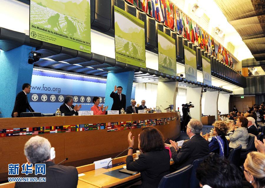 10月15日，中國國務院總理李克強在格拉齊亞諾總干事的陪同下在位于羅馬的聯(lián)合國糧農組織總部發(fā)表演講。 新華社記者 饒愛民 攝 