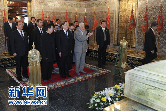 11月4日，中國(guó)全國(guó)政協(xié)主席俞正聲在拉巴特拜謁穆罕默德五世墓。新華社記者 張鐸 攝
