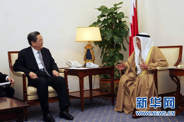 11月6日，正在巴林進(jìn)行正式友好訪問的全國(guó)政協(xié)主席俞正聲在麥納麥會(huì)見巴林副首相穆罕默德。 新華社記者劉衛(wèi)兵攝