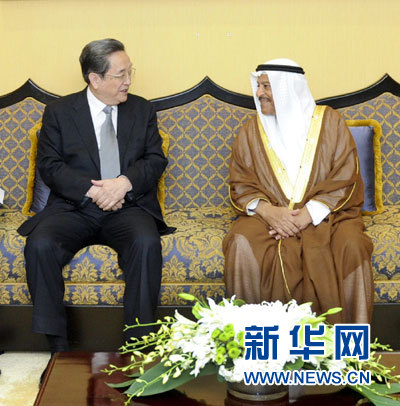11月6日，正在巴林進(jìn)行正式友好訪問的全國(guó)政協(xié)主席俞正聲在麥納麥與巴林協(xié)商會(huì)議主席阿里舉行會(huì)談。 新華社記者 張鐸 攝