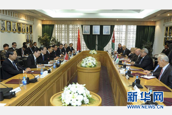11月9日，正在約旦進行正式友好訪問的全國政協(xié)主席俞正聲在安曼與約旦參議長拉瓦比德進行會談。 新華社記者 張鐸 攝 