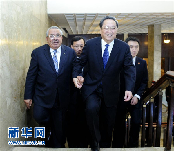 11月9日，正在約旦進行正式友好訪問的全國政協(xié)主席俞正聲在安曼與約旦參議長拉瓦比德進行會談。這是會談前，俞正聲與拉瓦比德攜手步入會場。新華社記者 張鐸 攝 