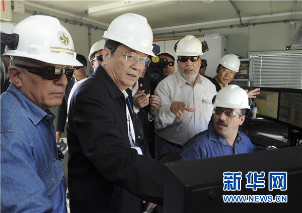 11月8日，正在約旦進行正式友好訪問的全國政協(xié)主席俞正聲在安曼參觀阿拉伯鉀肥公司。這是俞正聲在采鹽船上仔細詢問開采情況。 新華社記者 張鐸 攝