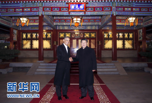 11月11日晚，國家主席習(xí)近平在中南海同美國總統(tǒng)奧巴馬舉行會晤。這是兩國元首在瀛臺涵元殿前握手。 新華社記者鞠鵬攝