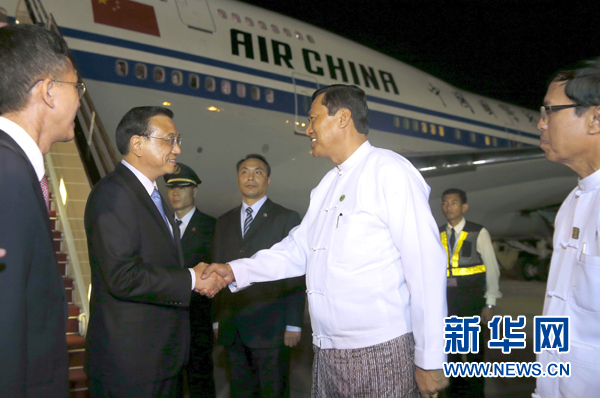 這是李克強(qiáng)在機(jī)場(chǎng)受到緬甸政府高級(jí)官員熱情迎接。新華社記者鞠鵬攝