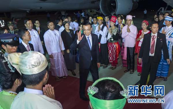 11月12日，中國(guó)國(guó)務(wù)院總理李克強(qiáng)抵達(dá)內(nèi)比都，出席東亞合作領(lǐng)導(dǎo)人系列會(huì)議并對(duì)緬甸進(jìn)行正式訪問。 新華社記者王曄攝