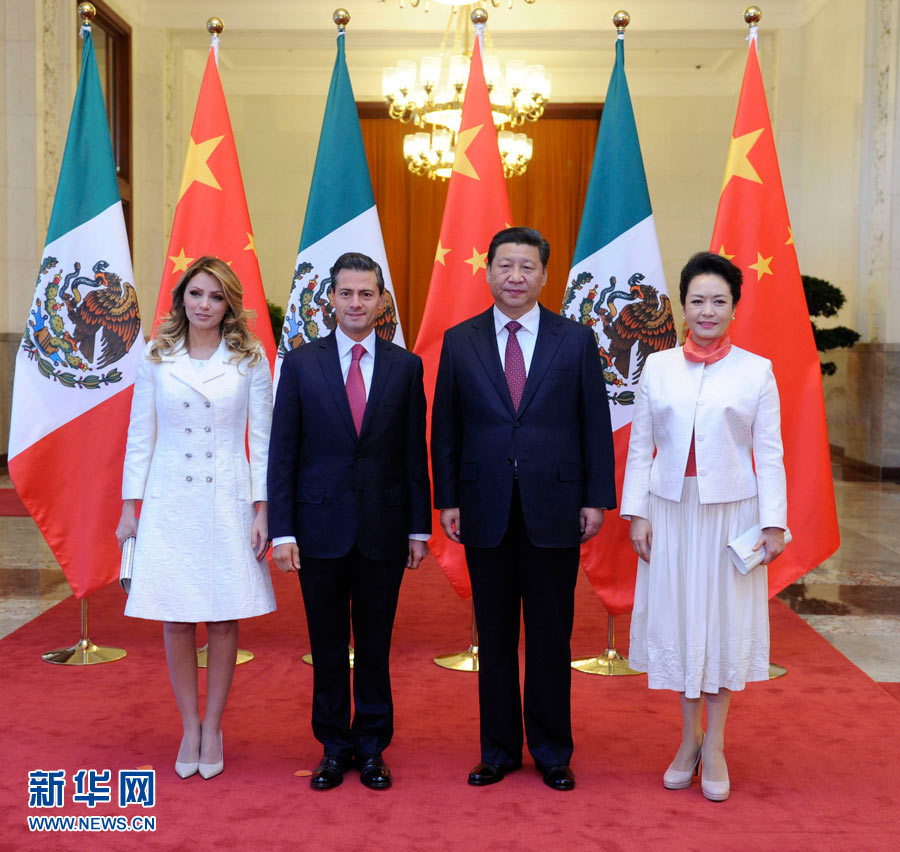 11月13日，國(guó)家主席習(xí)近平在北京人民大會(huì)堂北大廳舉行儀式，歡迎墨西哥總統(tǒng)培尼亞對(duì)中國(guó)進(jìn)行國(guó)事訪問。這是習(xí)近平和夫人彭麗媛同培尼亞夫婦合影。 新華社記者 張鐸 攝