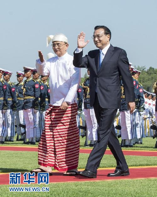 11月14日，中國國務(wù)院總理李克強在內(nèi)比都同緬甸總統(tǒng)吳登盛舉行會談。這是會談前，吳登盛在緬甸總統(tǒng)府前廣場為李克強舉行隆重的歡迎儀式。新華社記者 王曄 攝
