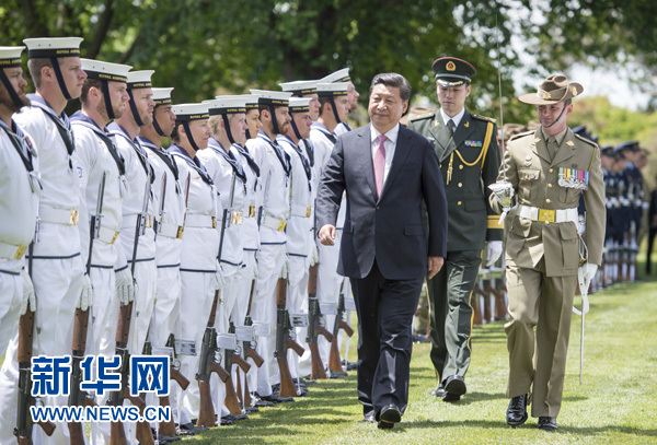 11月17日，中國(guó)國(guó)家主席習(xí)近平在堪培拉會(huì)見(jiàn)澳大利亞總督科斯格羅夫。會(huì)見(jiàn)前，科斯格羅夫在總督府草坪為習(xí)近平舉行隆重歡迎儀式。新華社記者謝環(huán)馳 攝 