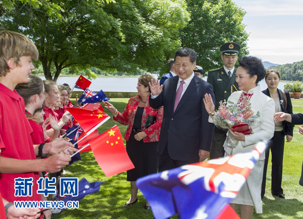 11月17日，中國(guó)國(guó)家主席習(xí)近平在堪培拉會(huì)見(jiàn)澳大利亞總督科斯格羅夫。會(huì)見(jiàn)前，科斯格羅夫在總督府草坪為習(xí)近平舉行隆重歡迎儀式。習(xí)近平和夫人彭麗媛抵達(dá)時(shí)，受到科斯格羅夫總督夫婦熱情迎接。新華社記者謝環(huán)馳 攝 