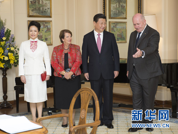 11月17日，中國(guó)國(guó)家主席習(xí)近平在堪培拉會(huì)見(jiàn)澳大利亞總督科斯格羅夫。會(huì)見(jiàn)前，科斯格羅夫在總督府草坪為習(xí)近平舉行隆重歡迎儀式。習(xí)近平和夫人彭麗媛抵達(dá)時(shí)，受到科斯格羅夫總督夫婦熱情迎接。新華社記者黃敬文 攝 