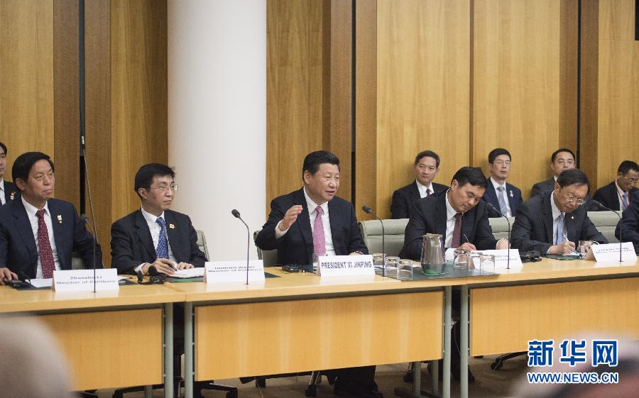 11月17日，國家主席習(xí)近平在堪培拉和澳大利亞總理阿博特共同出席第四屆中澳工商界首席執(zhí)行官圓桌會(huì)。這次會(huì)議是由澳大利亞企業(yè)領(lǐng)袖理事會(huì)和中國國家開發(fā)銀行共同組織承辦的。新華社記者 謝環(huán)馳 攝 