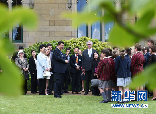 11月18日，國家主席習(xí)近平在澳大利亞塔斯馬尼亞州與朗塞斯頓市斯科奇－歐克伯恩小學(xué)的小學(xué)生共同植樹。新華社記者 馬占成 攝