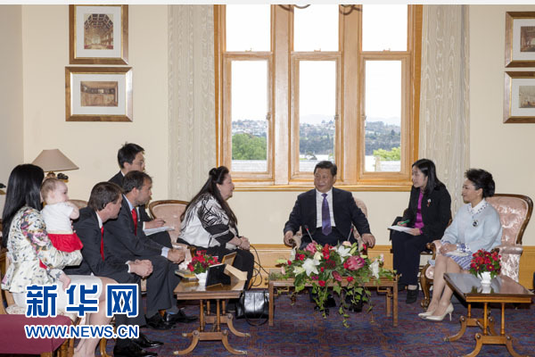 11月18日，國家主席習(xí)近平在澳大利亞塔斯馬尼亞州參觀訪問。這是習(xí)近平看望已故塔斯馬尼亞州前州長培根的家人。新華社記者 丁林 攝